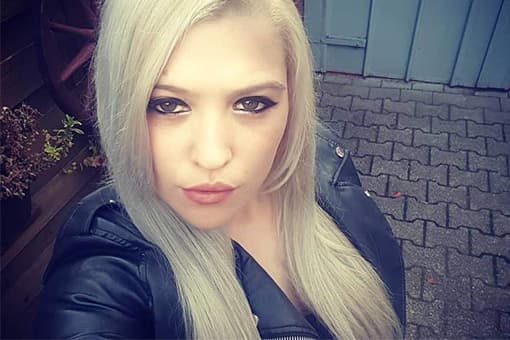 Blondes Mädchen vor der Sexchat Cam